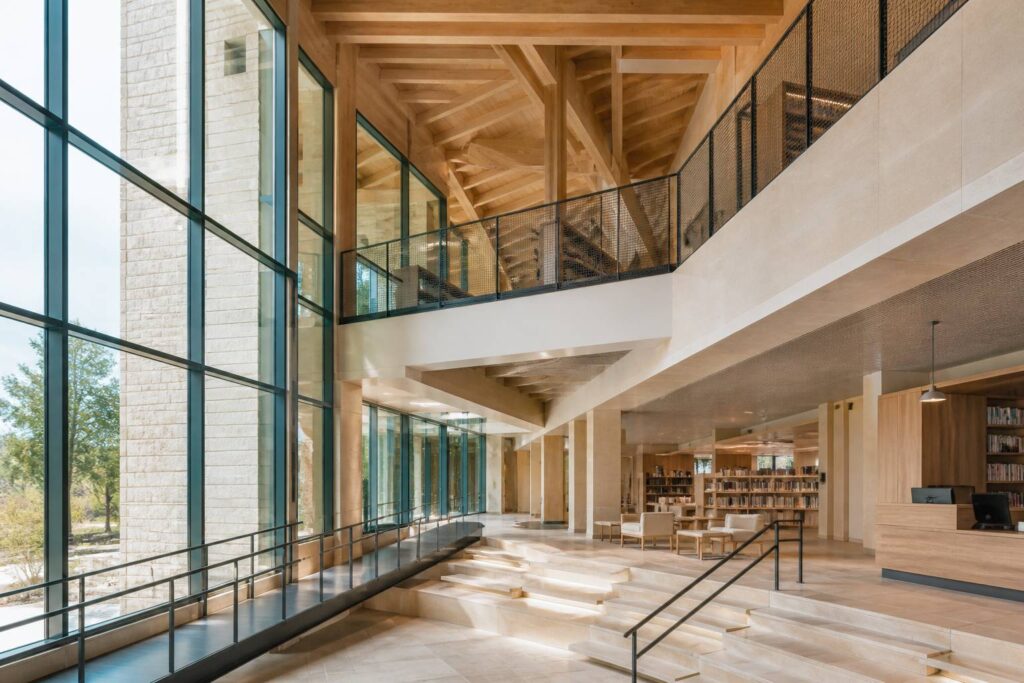 Bâtiment public moderne en bois et pierre avec grandes baies vitrées