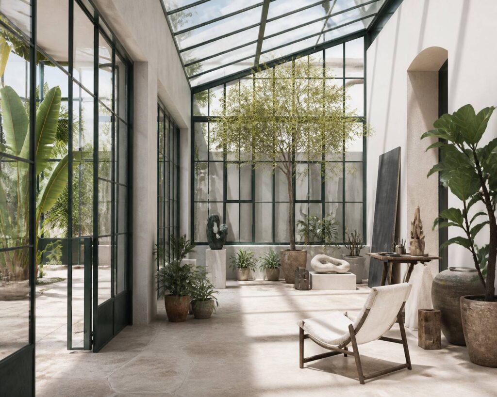 Patio végétalisé baigné de lumière avec une verrière et des plantes en pot