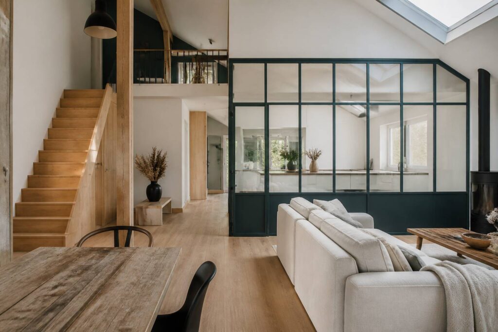 Séjour lumineux rénové avec verrière à meneaux et combles aménagés