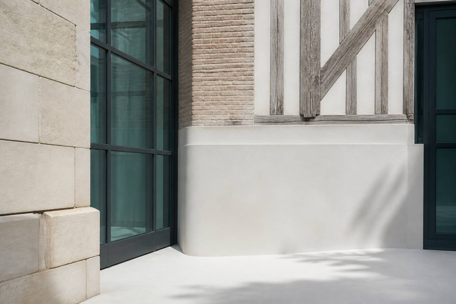 Détail de façades avec pierre, briques et meneaux de verrière