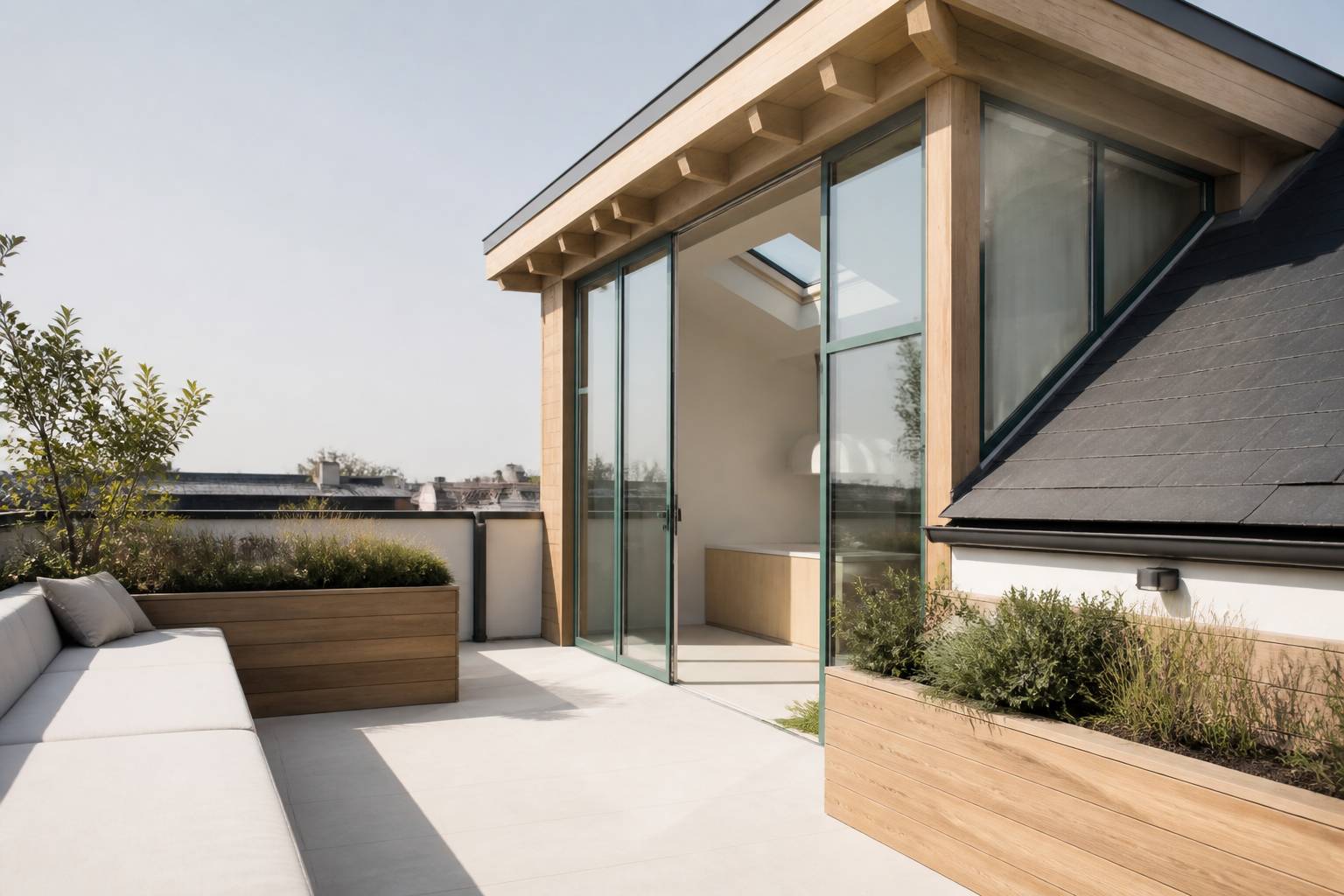 Terrasse tropézienne aménagée avec bois, verrière et jardinières